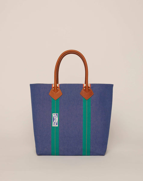 Medium utility outlet tote